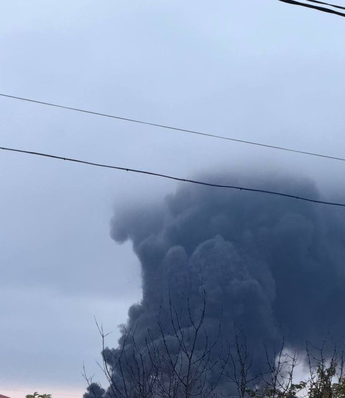 Сильный пожар в Херсоне после ударов авиабомбами с УМПК Сильный пожар в Херсоне после ударов авиабомбами с УМПК