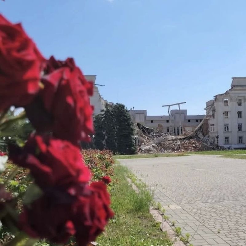 Херсон - розы в руинах Херсон - розы в руинах