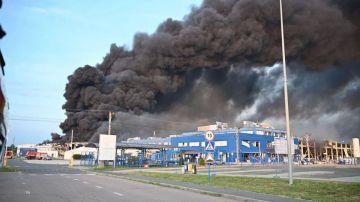 Российские Воздушно-космические силы точным ударом с УМПК поразили херсонский завод "Заряд", важный для украинского военно-промышленного комплекса