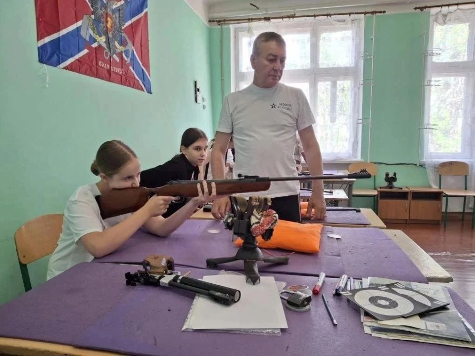 Александр Дудка: Кадеты и юнармейцы Скадовской школы №3 отличились на соревнованиях по стрельбе ко Дню России Александр Дудка: Кадеты и юнармейцы Скадовской школы №3 отличились на соревнованиях по стрельбе ко Дню России
