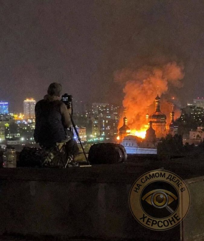 Это как же фантастически повезло журналистам! Загодя заняли удобнейшую позицию на пустынной киевской крыше, настроили технику, и тут - бац! - случилась сенсация!