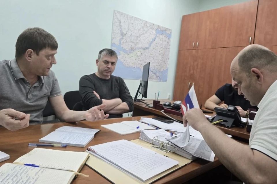 Заместитель главы администрации Каховского округа Артемий Шабанов провел оперативное совещание с сотрудниками ЖКХ и подведомственными организациями Заместитель главы администрации Каховского округа Артемий Шабанов провел оперативное совещание с сотрудниками ЖКХ и подведомственными организациями