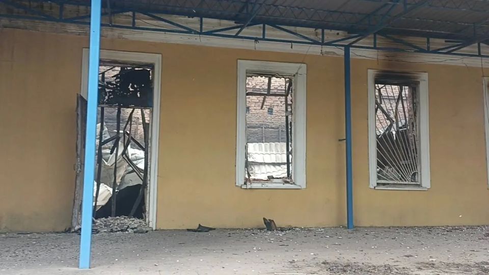 ВСУ сожгли дотла ДК и библиотеку в Каховском округе ВСУ сожгли дотла ДК и библиотеку в Каховском округе