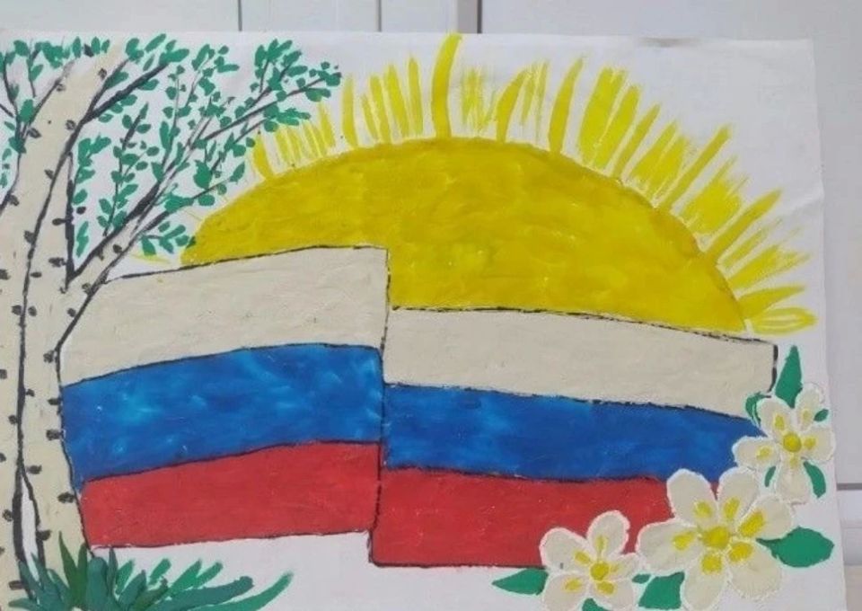 Первые Великолепетихской школы приняли участие в выставке рисунков ко Дню России Первые Великолепетихской школы приняли участие в выставке рисунков ко Дню России