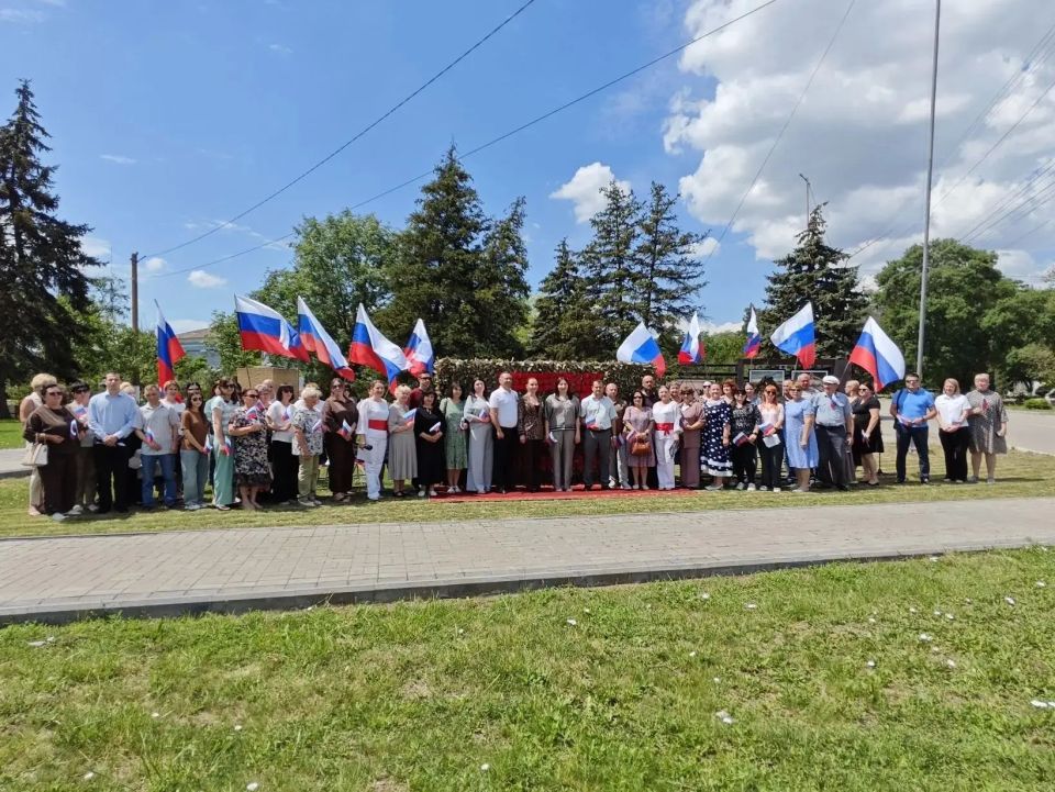 В честь празднования Дня России в Новотроицком прошёл торжественный митинг В честь празднования Дня России в Новотроицком прошёл торжественный митинг