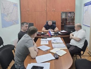Заместитель главы администрации Каховского округа Артемий Шабанов провел оперативное совещание с сотрудниками ЖКХ и подведомственными организациями