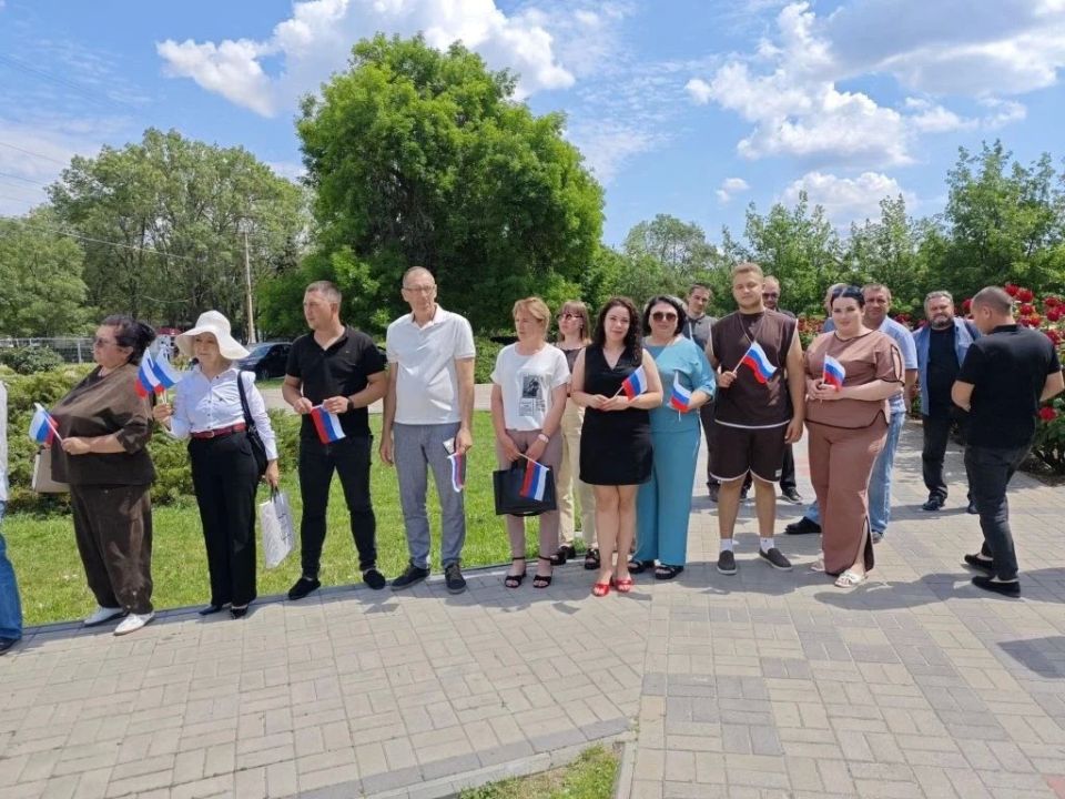 В честь празднования Дня России в Новотроицком прошёл торжественный митинг В честь празднования Дня России в Новотроицком прошёл торжественный митинг