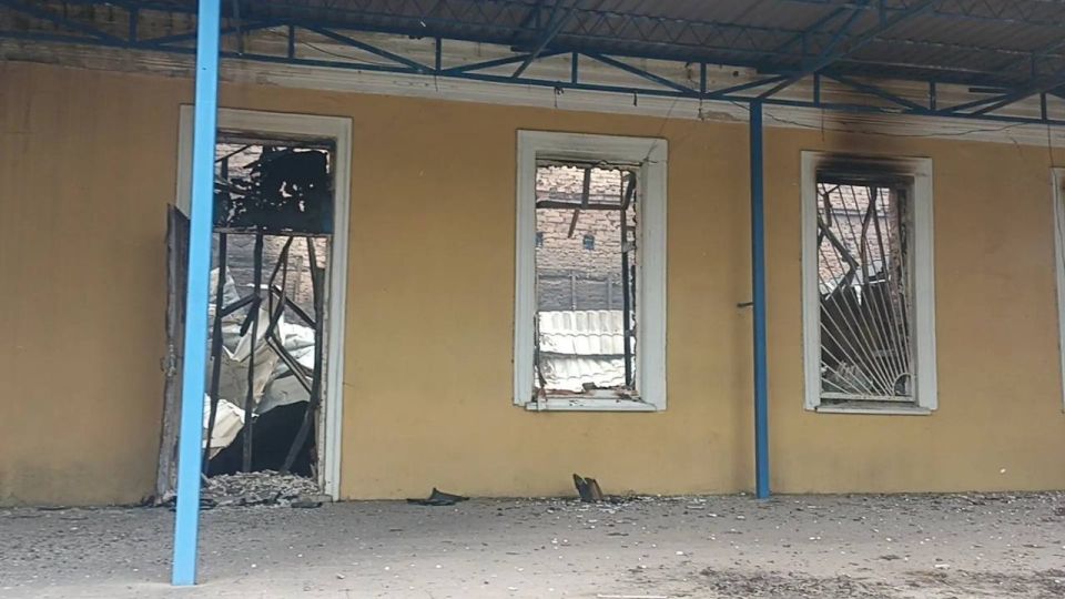 ВСУ сожгли дотла ДК и библиотеку в Каховском округе ВСУ сожгли дотла ДК и библиотеку в Каховском округе