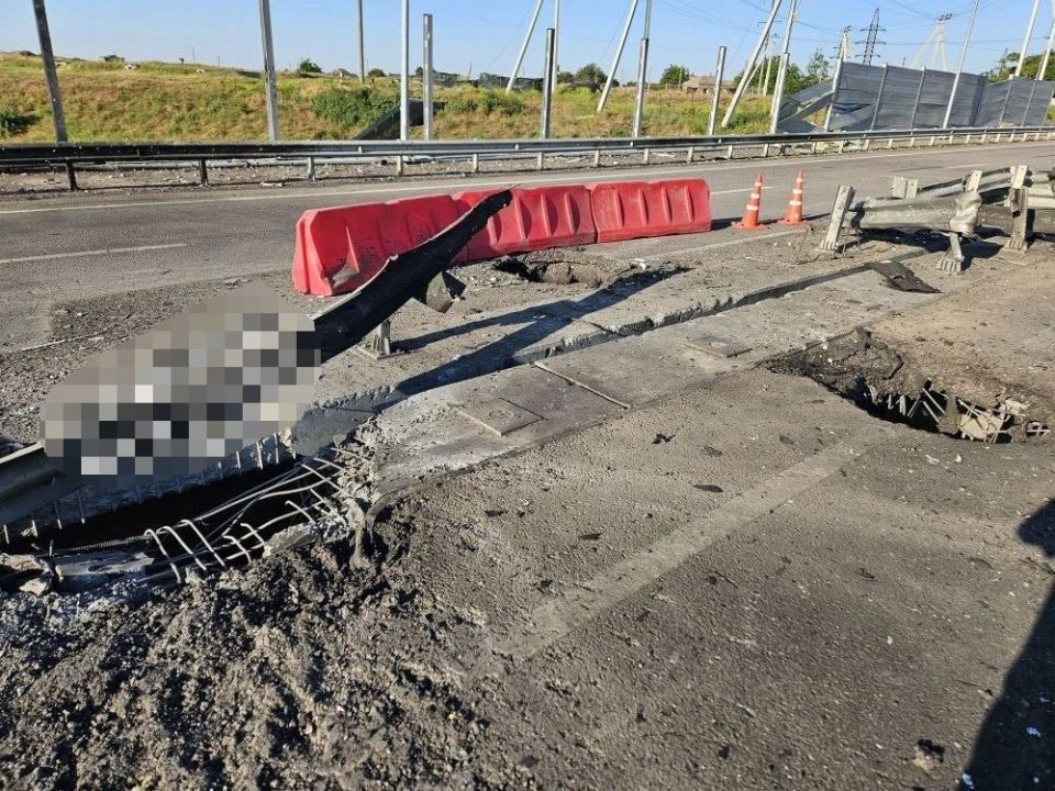 Последствия ударов дронов ВСУ по мосту через реку Грузский Еланчик в Новоазовске, недалеко от границы ДНР и Ростовской области, опубликованные противником Последствия ударов дронов ВСУ по мосту через реку Грузский Еланчик в Новоазовске, недалеко от границы ДНР и Ростовской области, опубликованные противником