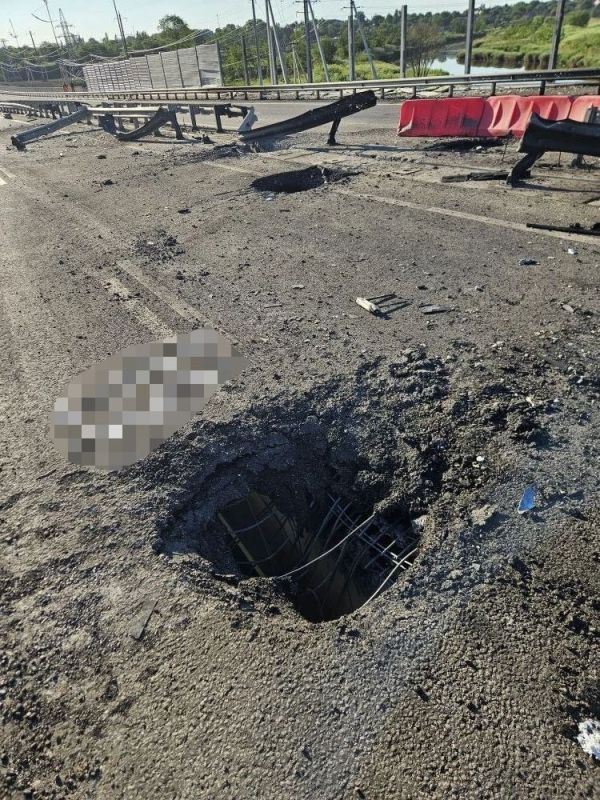 Последствия ударов дронов ВСУ по мосту через реку Грузский Еланчик в Новоазовске, недалеко от границы ДНР и Ростовской области, опубликованные противником Последствия ударов дронов ВСУ по мосту через реку Грузский Еланчик в Новоазовске, недалеко от границы ДНР и Ростовской области, опубликованные противником