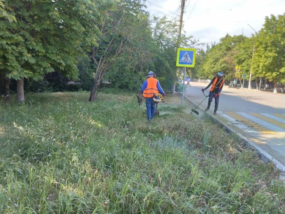 В Скадовске продолжаются работы по благоустройству: чистота на улицах — забота о городе В Скадовске продолжаются работы по благоустройству: чистота на улицах — забота о городе