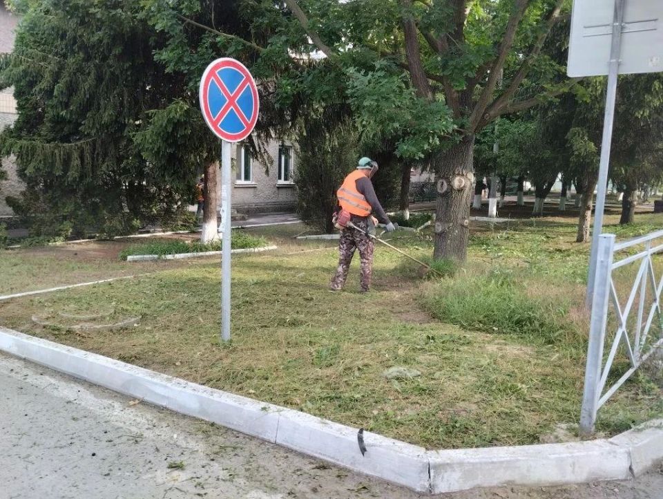 В Скадовске продолжаются работы по благоустройству: чистота на улицах — забота о городе В Скадовске продолжаются работы по благоустройству: чистота на улицах — забота о городе