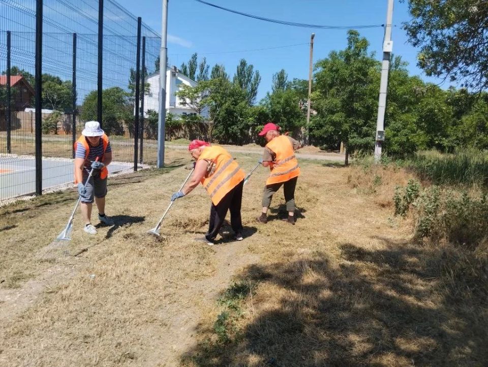В Скадовске продолжаются работы по благоустройству: чистота на улицах — забота о городе В Скадовске продолжаются работы по благоустройству: чистота на улицах — забота о городе