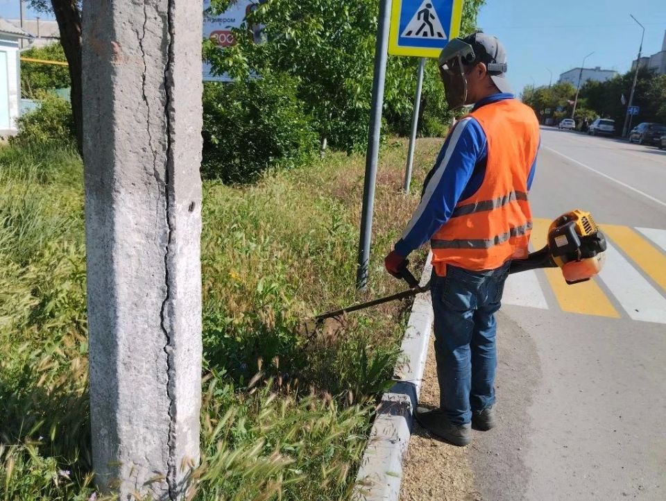 В Скадовске продолжаются работы по благоустройству: чистота на улицах — забота о городе В Скадовске продолжаются работы по благоустройству: чистота на улицах — забота о городе