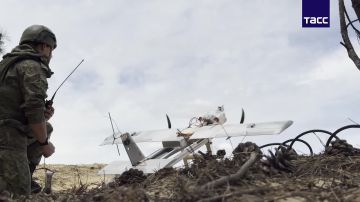 Операторы дронов группировки "Днепр" поразили беспилотником "Молния-2" украинский пункт управления БПЛА на правобережье Днепра в Херсонской области, сообщили в Минобороны РФ