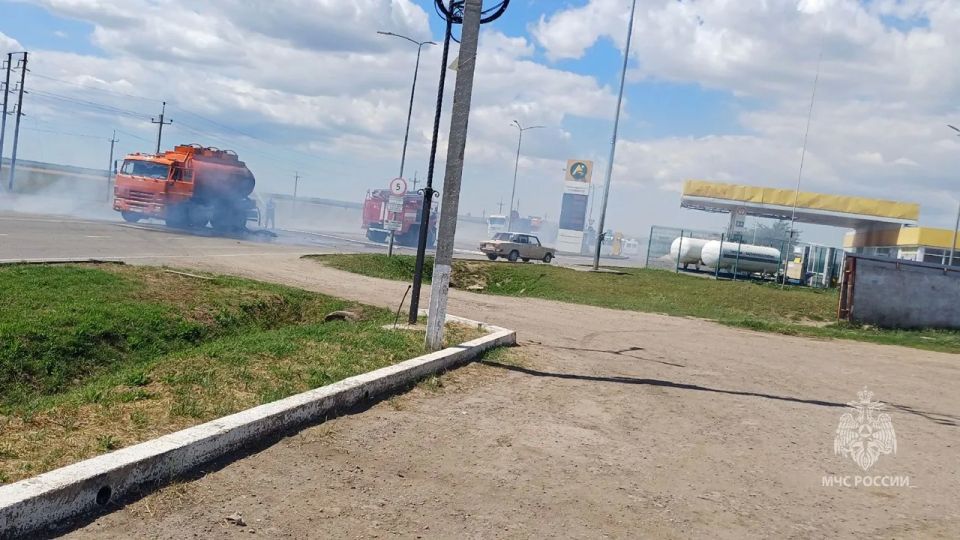 Сегодня пожарными МЧС России по пути следования к постоянному месту дислокации через Первомайский район с. Войковое Республика Крым после прохождения технического осмотра автоцистерны в кратчайшие сроки был ликвидирован... Сегодня пожарными МЧС России по пути следования к постоянному месту дислокации через Первомайский район с. Войковое Республика Крым после прохождения технического осмотра автоцистерны в кратчайшие сроки был ликвидирован...