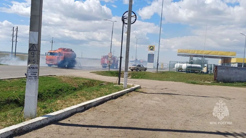 Сегодня пожарными ГУ МЧС России по Херсонской области по пути следования к постоянному месту дислокации, ликвидировали пожар, возникший после удара вражеским БПЛА по бензовозу