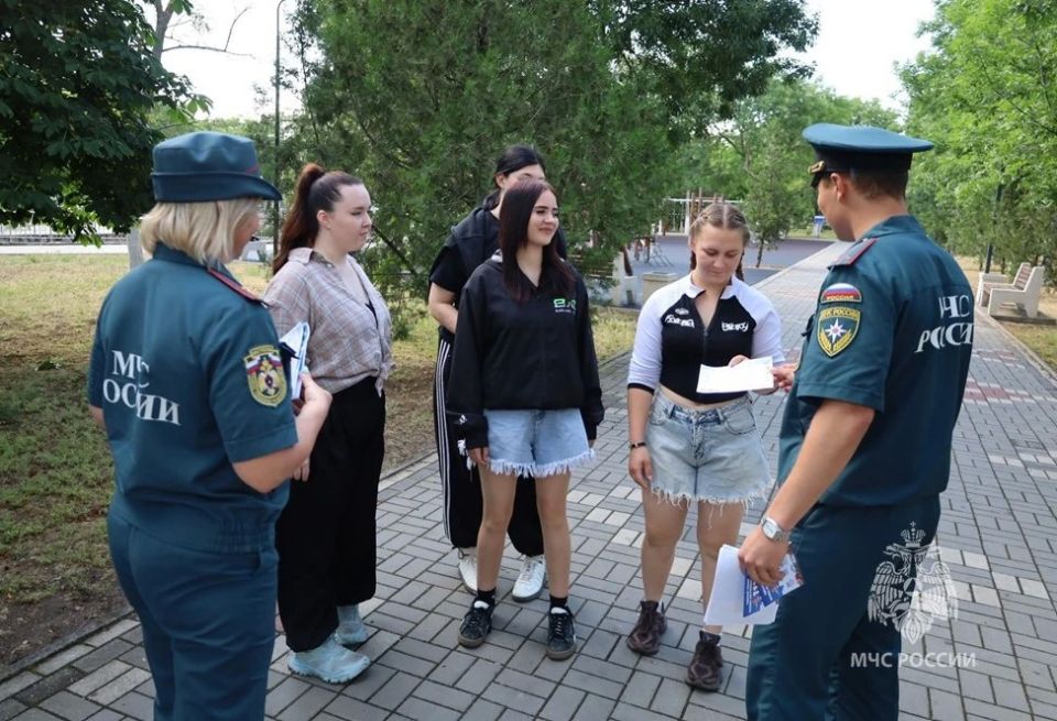 Сотрудники МЧС России проводят профилактические беседы в парках: учим безопасности на прогулке Сотрудники МЧС России проводят профилактические беседы в парках: учим безопасности на прогулке