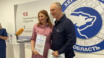 На Конференции по сложившейся традиции вручили благодарности опытным однопартийцам и партийные билеты новым членам Единой России