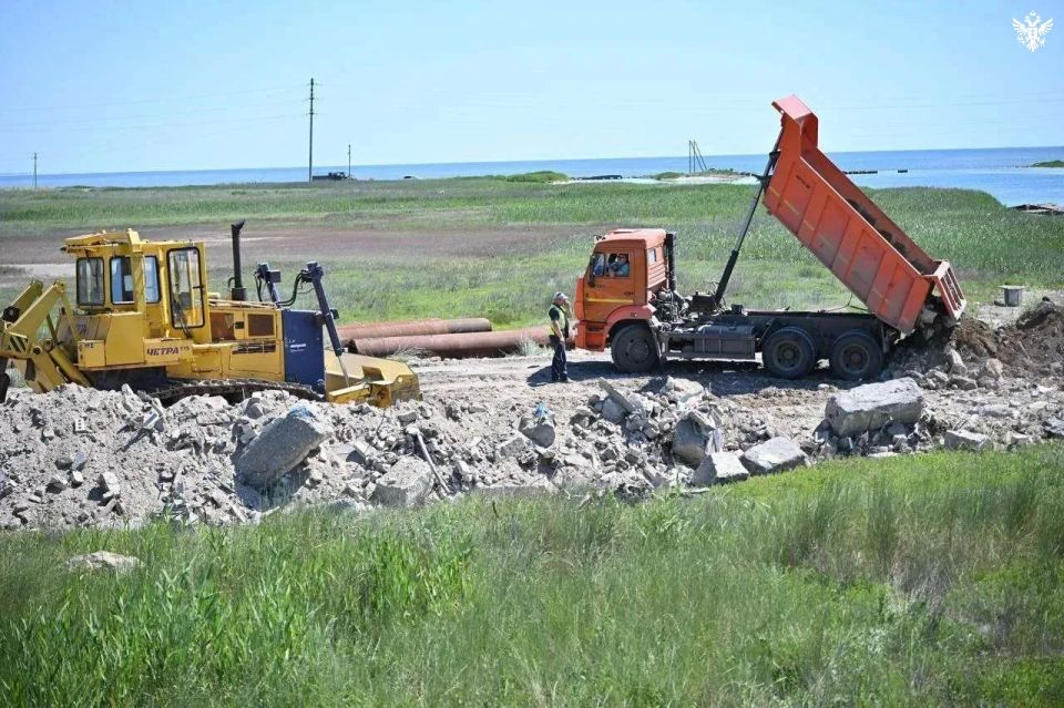 Губернатор Херсонской области осмотрел поврежденный мост на Арабатскую стрелку Губернатор Херсонской области осмотрел поврежденный мост на Арабатскую стрелку