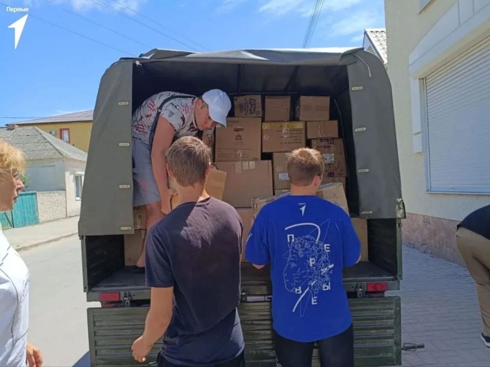 Первые Геническа помогли доставить гуманитарный груз социально незащищенным категориям населения Первые Геническа помогли доставить гуманитарный груз социально незащищенным категориям населения