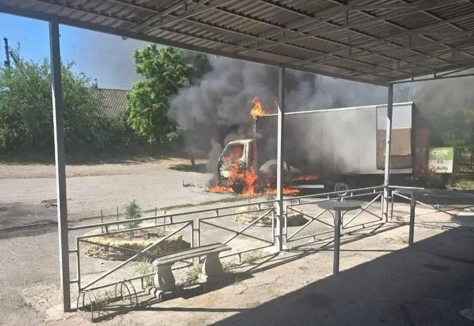 Удар по мирным: ВСУ сожгли «ГАЗель» с посылками в Каховском округе