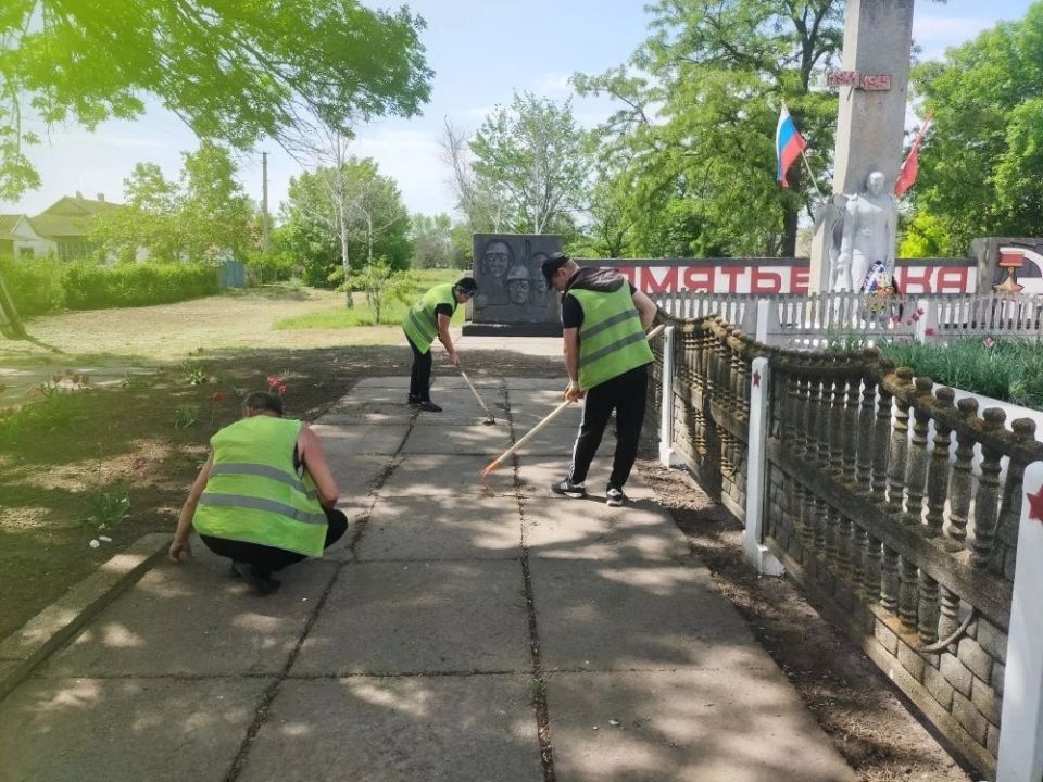 В преддверии Дня памяти и скорби в Каховском округе приводят в порядок территории памятников воинам-землякам, павшим в годы Великой Отечественной войны