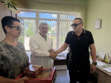 Активисты Великолепетихского местного отделения партии поздравили медиков с Днём медицинского работника