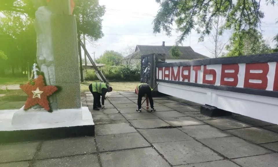 В преддверии Дня памяти и скорби в Каховском округе приводят в порядок территории памятников воинам-землякам, павшим в годы Великой Отечественной войны В преддверии Дня памяти и скорби в Каховском округе приводят в порядок территории памятников воинам-землякам, павшим в годы Великой Отечественной войны