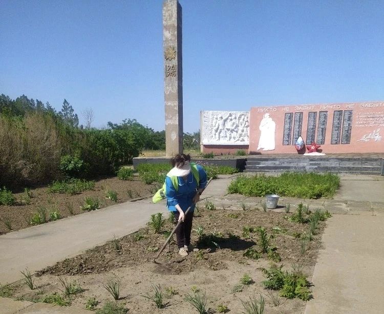 В преддверии Дня памяти и скорби в Каховском округе приводят в порядок территории памятников воинам-землякам, павшим в годы Великой Отечественной войны В преддверии Дня памяти и скорби в Каховском округе приводят в порядок территории памятников воинам-землякам, павшим в годы Великой Отечественной войны