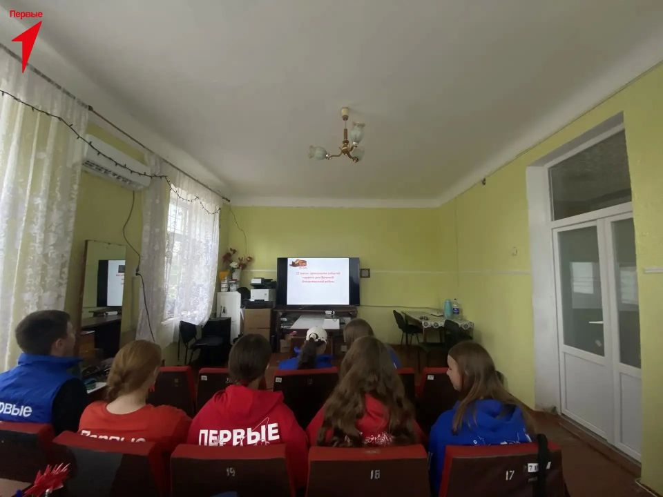 В Верхнесерогозском Доме культуры для активистов Движения Первых провели урок «Первый день войны»