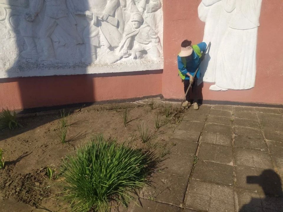 В преддверии Дня памяти и скорби в Каховском округе приводят в порядок территории памятников воинам-землякам, павшим в годы Великой Отечественной войны В преддверии Дня памяти и скорби в Каховском округе приводят в порядок территории памятников воинам-землякам, павшим в годы Великой Отечественной войны