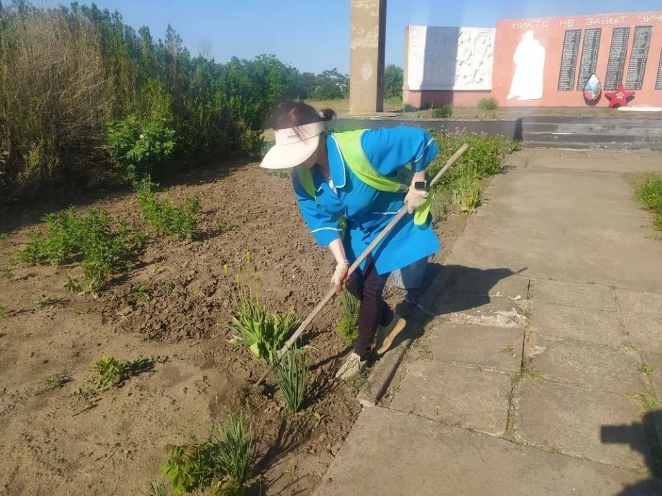 В преддверии Дня памяти и скорби в Каховском округе приводят в порядок территории памятников воинам-землякам, павшим в годы Великой Отечественной войны В преддверии Дня памяти и скорби в Каховском округе приводят в порядок территории памятников воинам-землякам, павшим в годы Великой Отечественной войны