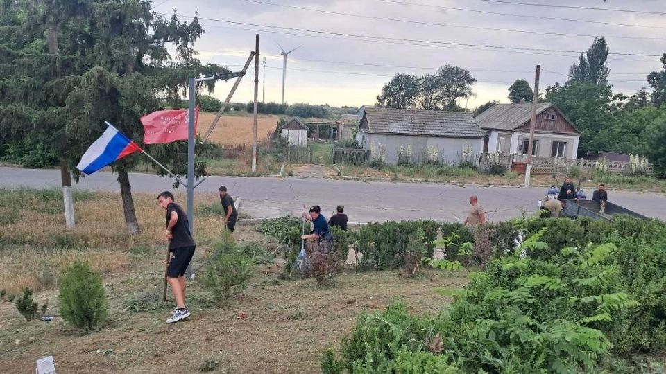 Жители Скадовского округа благоустроили мемориал накануне Дня памяти и скорби Жители Скадовского округа благоустроили мемориал накануне Дня памяти и скорби