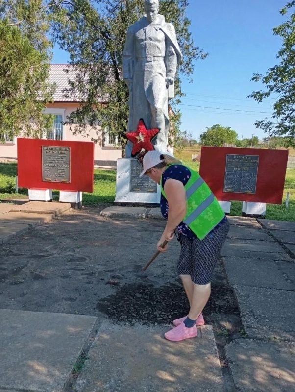 В преддверии Дня памяти и скорби в Каховском округе приводят в порядок территории памятников воинам-землякам, павшим в годы Великой Отечественной войны В преддверии Дня памяти и скорби в Каховском округе приводят в порядок территории памятников воинам-землякам, павшим в годы Великой Отечественной войны