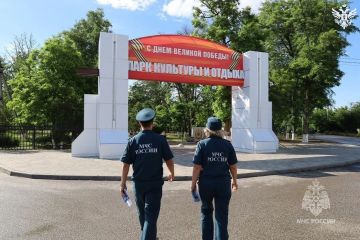 Сотрудники МЧС проводят профилактические беседы с жителями Херсонской области в парках