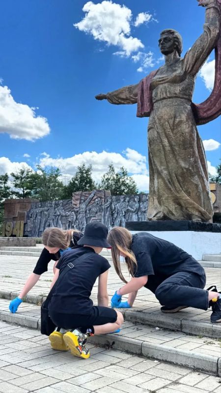 Юнармейцы привели в порядок мемориал в селе Тавричанка Юнармейцы привели в порядок мемориал в селе Тавричанка