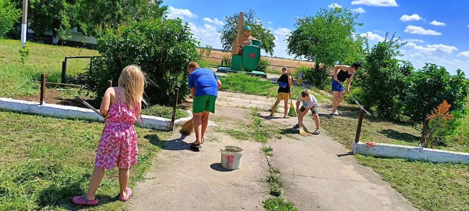 Красноподольская библиотека провела субботник у памятника Неизвестному солдату в преддверии Дня памяти и скорби Красноподольская библиотека провела субботник у памятника Неизвестному солдату в преддверии Дня памяти и скорби