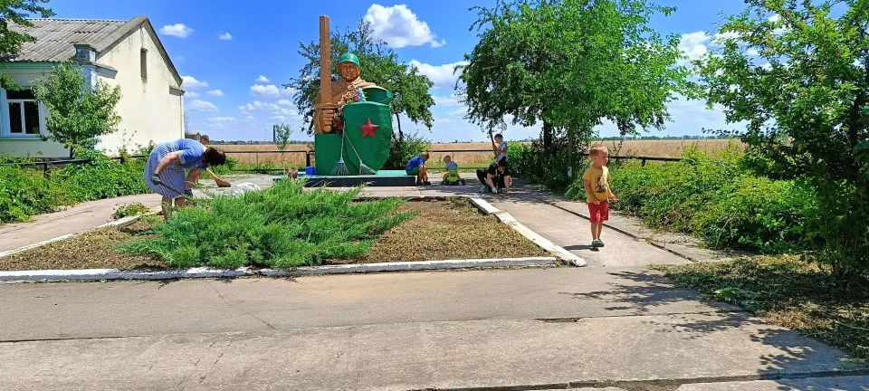 Красноподольская библиотека провела субботник у памятника Неизвестному солдату в преддверии Дня памяти и скорби Красноподольская библиотека провела субботник у памятника Неизвестному солдату в преддверии Дня памяти и скорби