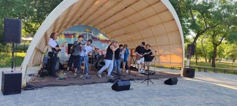 Областные учреждения культуры продолжают цикл летних выступлений в Геническом парке культуры и отдыха Областные учреждения культуры продолжают цикл летних выступлений в Геническом парке культуры и отдыха