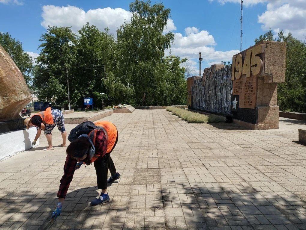 В преддверии Дня памяти и скорби Тавричанские коммунальщики провели традиционную акцию «Чистый памятник» В преддверии Дня памяти и скорби Тавричанские коммунальщики провели традиционную акцию «Чистый памятник»