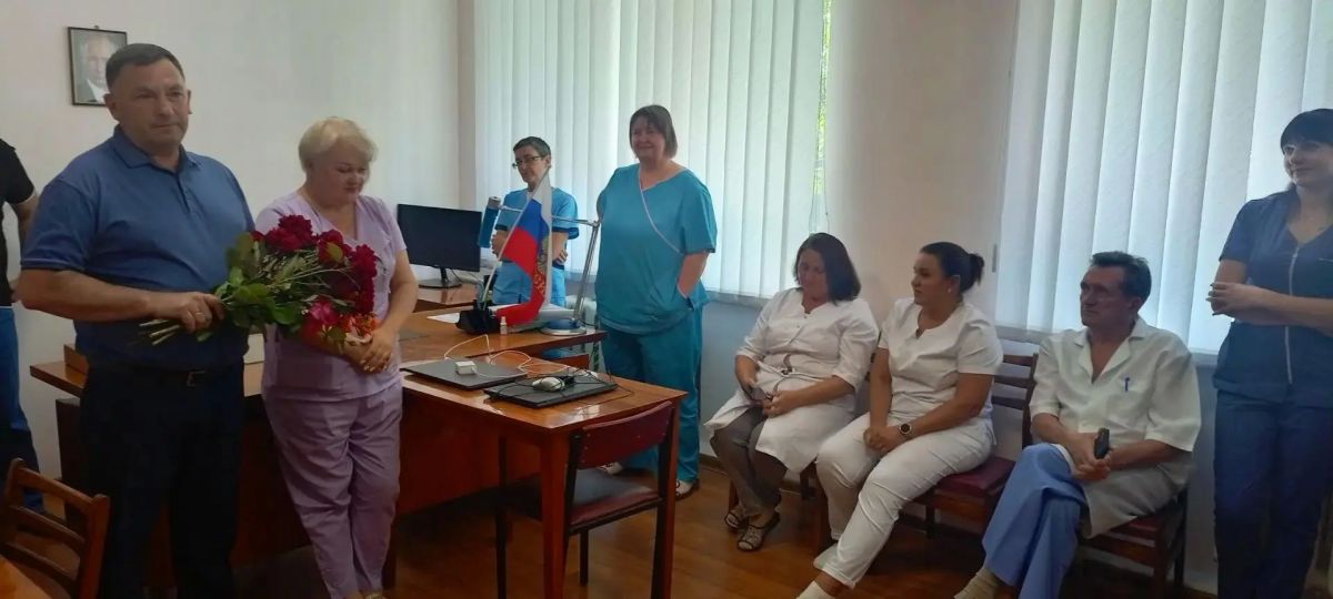 Активисты Единой России поздравили медиков с профессиональным праздником Активисты Единой России поздравили медиков с профессиональным праздником