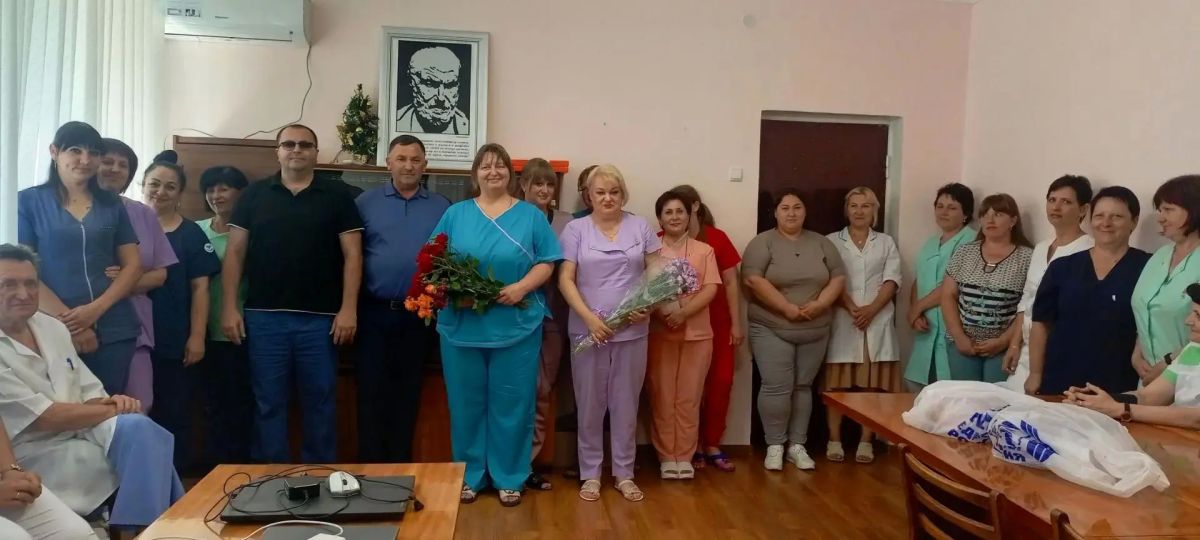Активисты Единой России поздравили медиков с профессиональным праздником Активисты Единой России поздравили медиков с профессиональным праздником