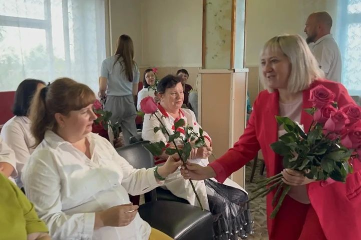 Активисты и волонтеры поздравили медиков левобережья Херсонской области