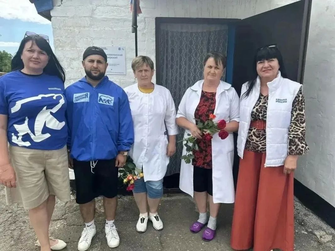 Активисты "Единой России" на левобережье поздравляют медиков с профессиональным праздником Активисты "Единой России" на левобережье поздравляют медиков с профессиональным праздником