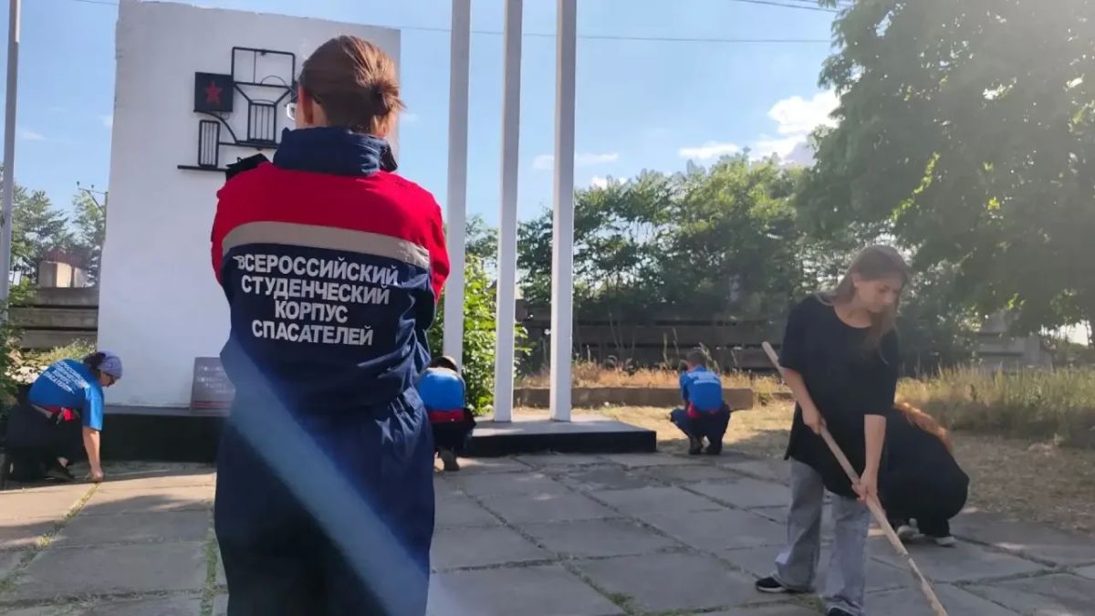 Молодёжь Херсонской области благоустроила военные мемориалы в преддверии Дня памяти и скорби Молодёжь Херсонской области благоустроила военные мемориалы в преддверии Дня памяти и скорби