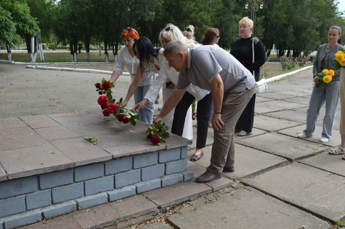 Надежда Бабешко: В Ивановке ко Дню памяти и скорби прошло возложение цветов к мемориалу солдатам, погибшим в годы Великой Отечественной войны, в котором приняли участие сотрудники администрации, Совета депутатов, организаций... Надежда Бабешко: В Ивановке ко Дню памяти и скорби прошло возложение цветов к мемориалу солдатам, погибшим в годы Великой Отечественной войны, в котором приняли участие сотрудники администрации, Совета депутатов, организаций...