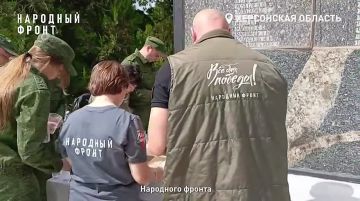 "Мы помним своих героев!". К 22 июня Народный фронт зажёг звезду из свечей у воинского мемориала в городе Геническе Херсонской области