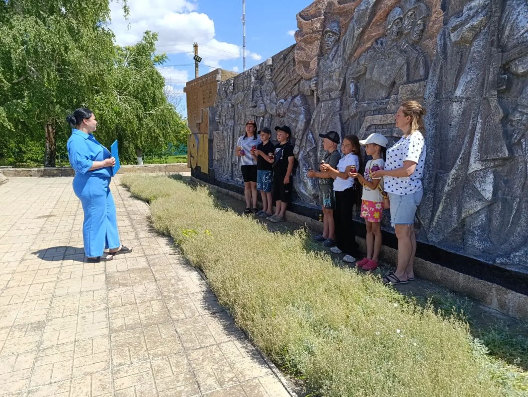 В День памяти и скорби юные жители села Тавричанка возложили цветы к мемориалу воинской славы В День памяти и скорби юные жители села Тавричанка возложили цветы к мемориалу воинской славы