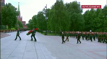 Путин возложил цветы к Могиле Неизвестного Солдата в Александровском саду